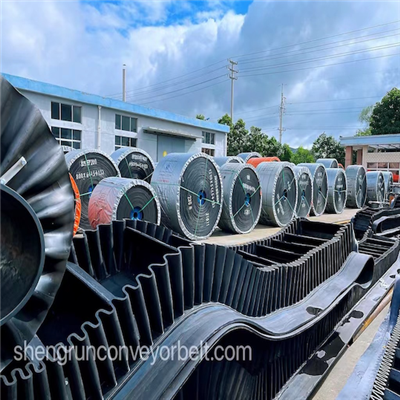 Un convoyeur à tasseaux peut-il être utilisé en extérieur ?